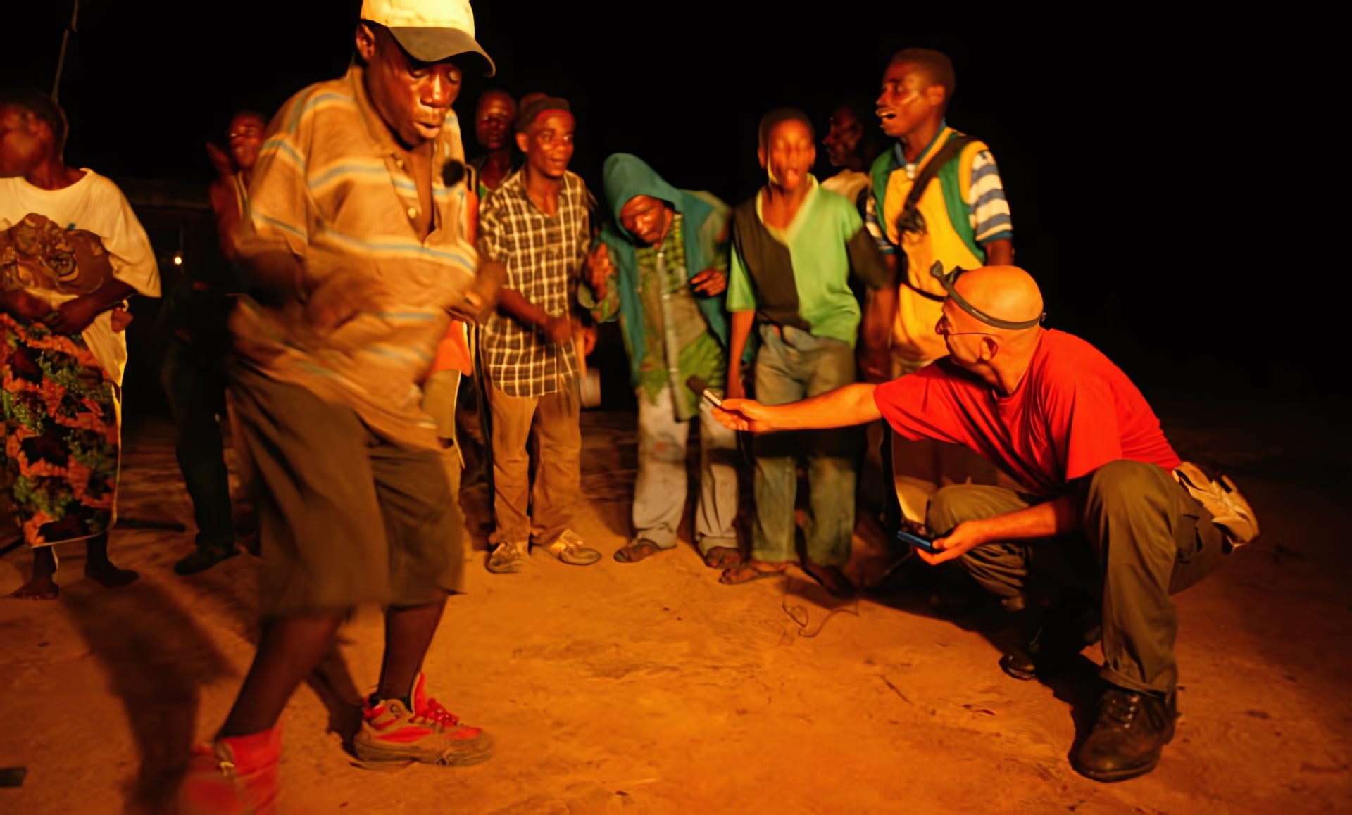 Danse rituelle de nuit éclairée par le feu, en forêt gabonaise