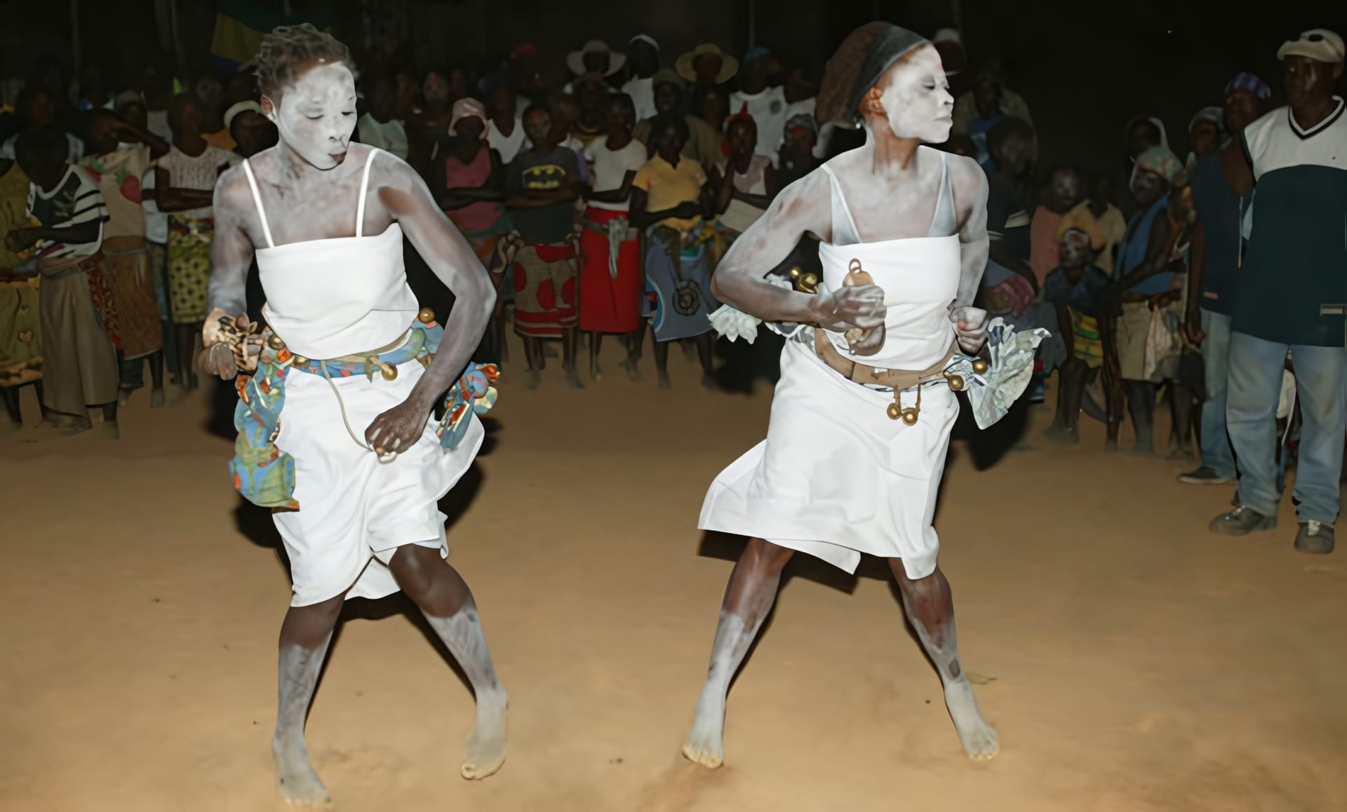 Danse cérémonielle, deux officiants au corps blanchi devant la communauté