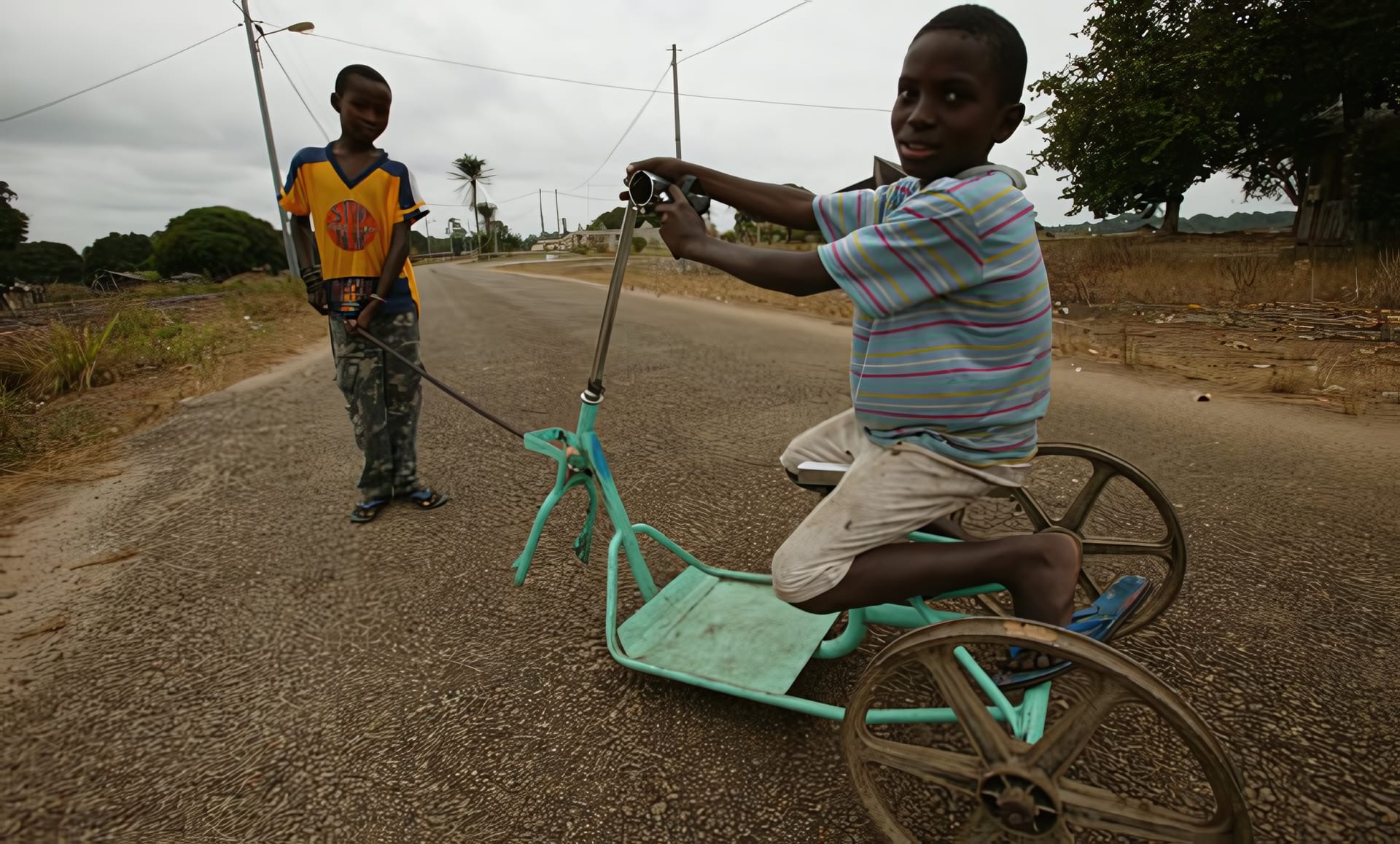 Enfants gabonais marchant sur une route de latérite vers le village, le trajet quotidien vers l'école