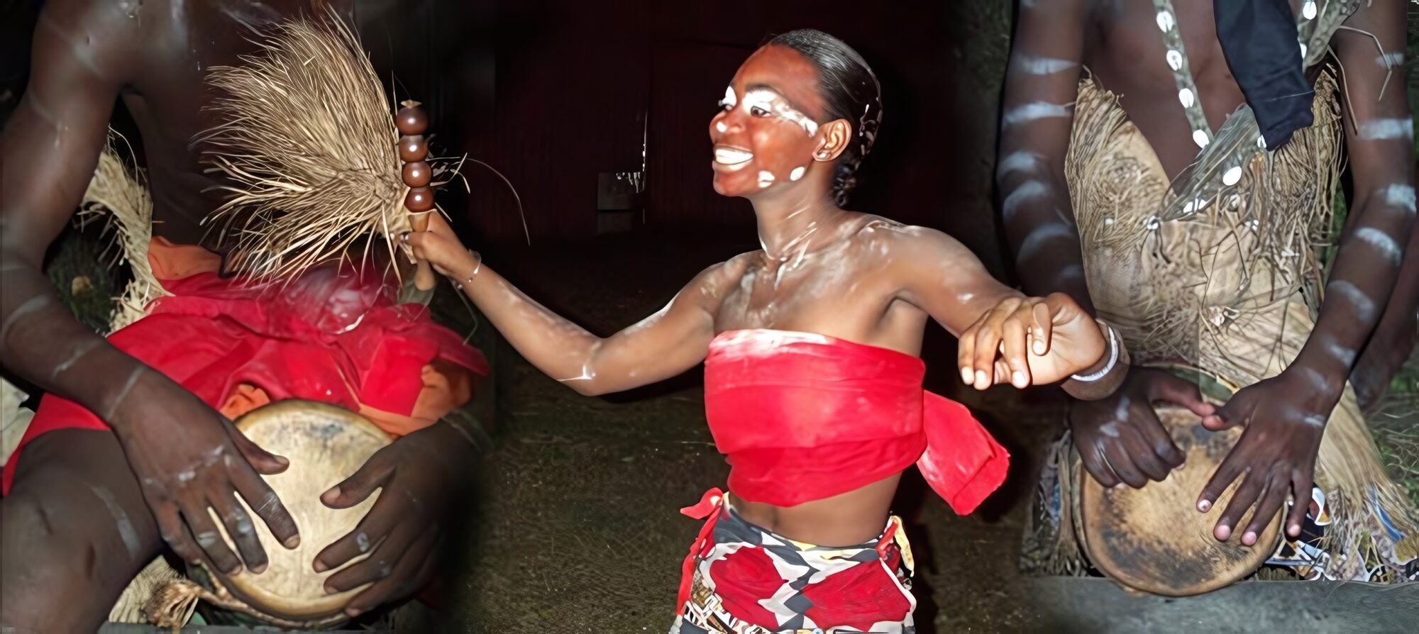 Danse rituelle aux tambours, buste peint de rouge, lors d'une cérémonie