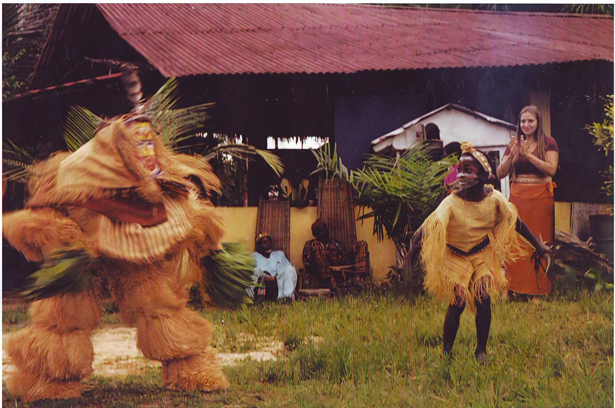 Danse en costume de raphia lors d'une fête à Ebando, archive des débuts au Gabon