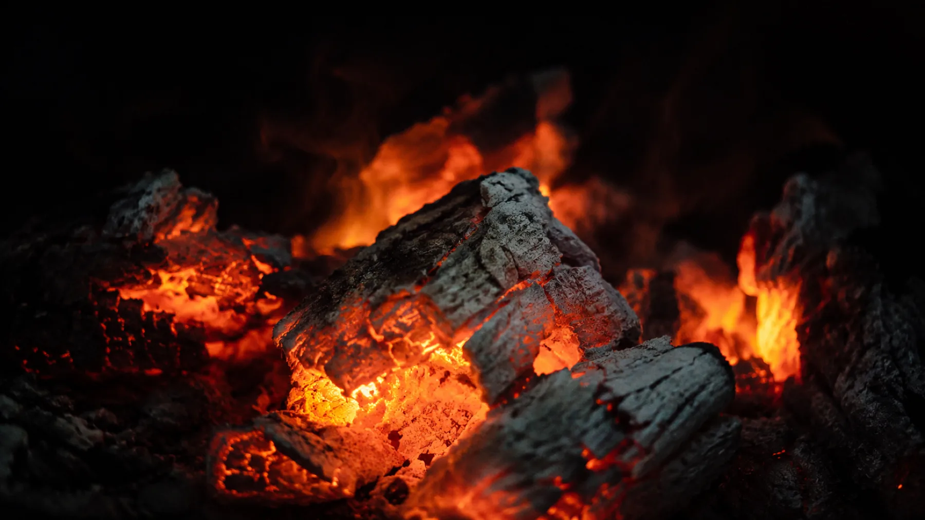 Des braises vivantes dans l'obscurité : la chaleur qui demeure après le feu