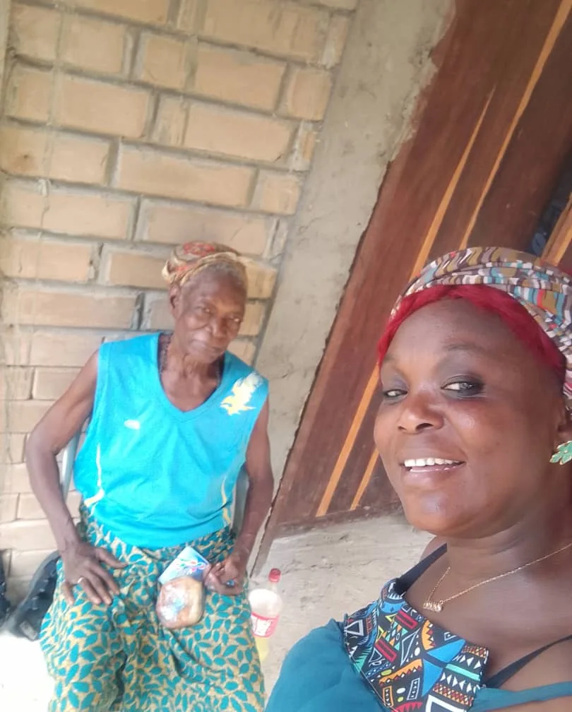 Maman Lucie, veuve de Papa André, et sa petite-fille Chimène au village