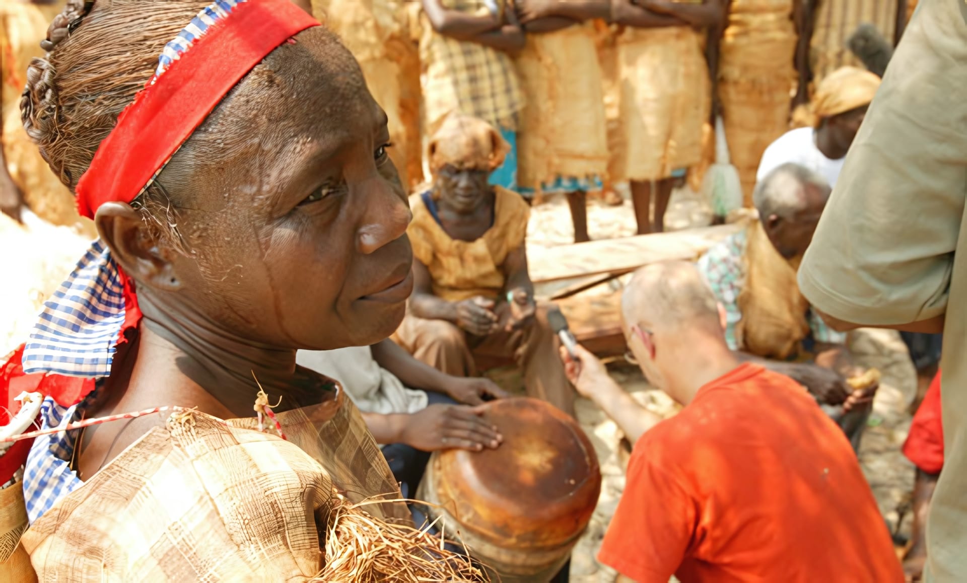 Nganga préparant une calebasse lors d'un rite traditionnel