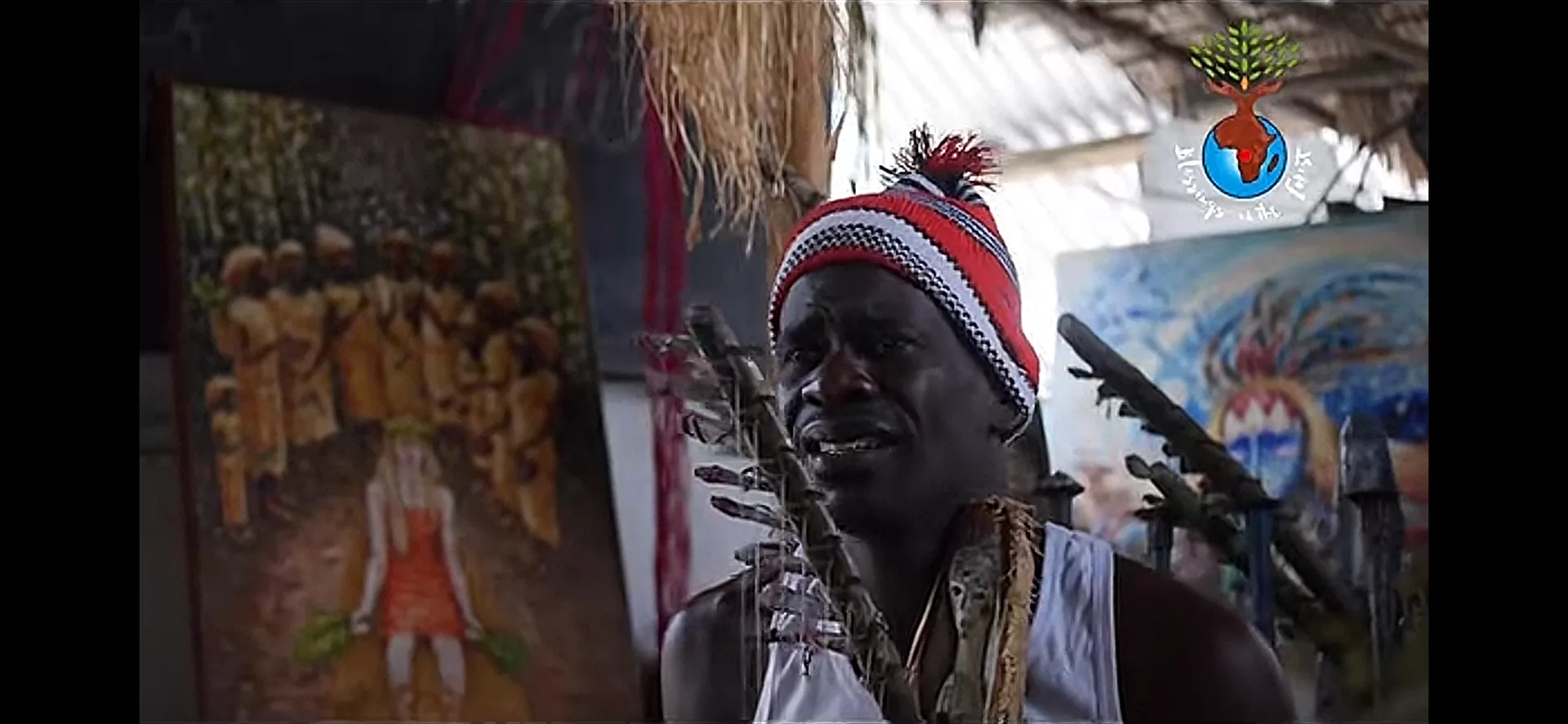 Bokayé tenant le ngombi, la harpe sacrée, dans l'atelier d'Ebando