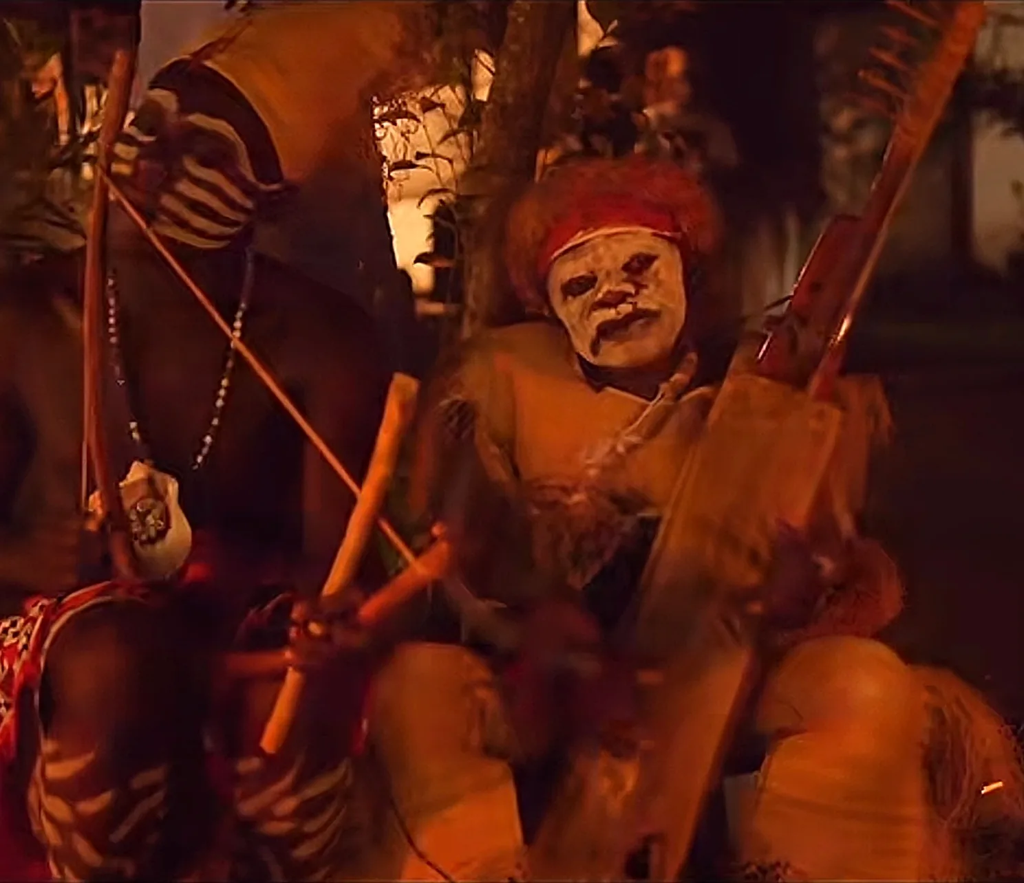 Le ngombi, harpe sacree, joue lors d'une ceremonie de nuit