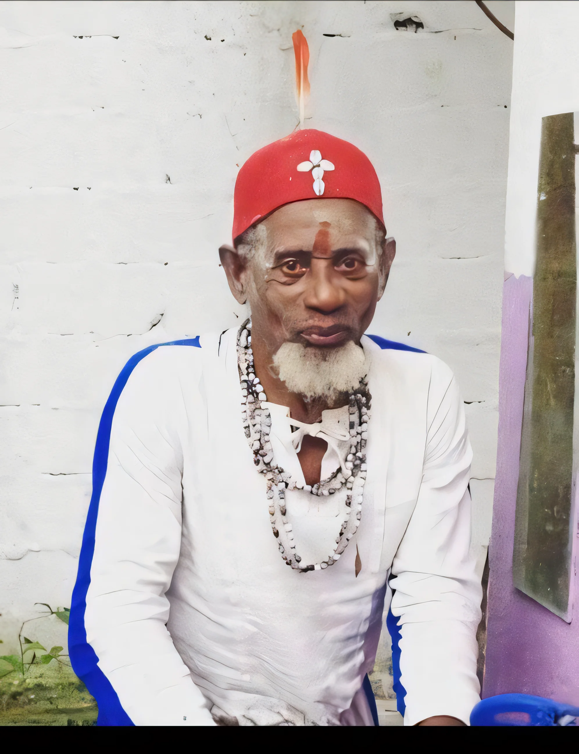 Papa André Ngi Ovono en tenue cérémonielle du Bwiti