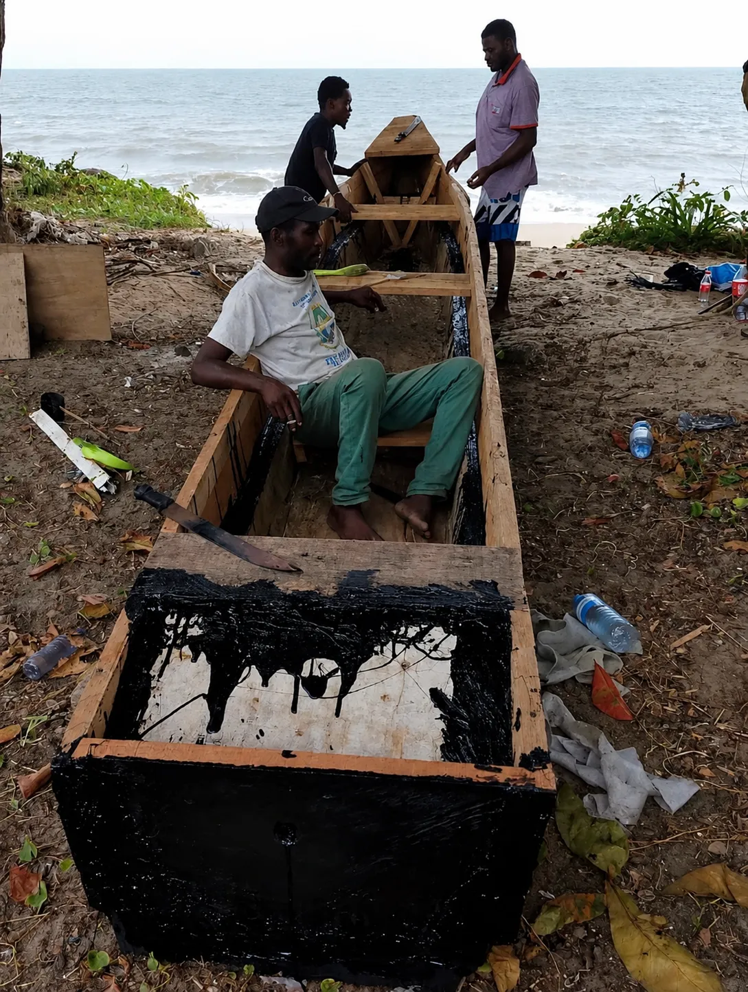 La pirogue Bwiti de Mbilou achevée, au bord de l'océan