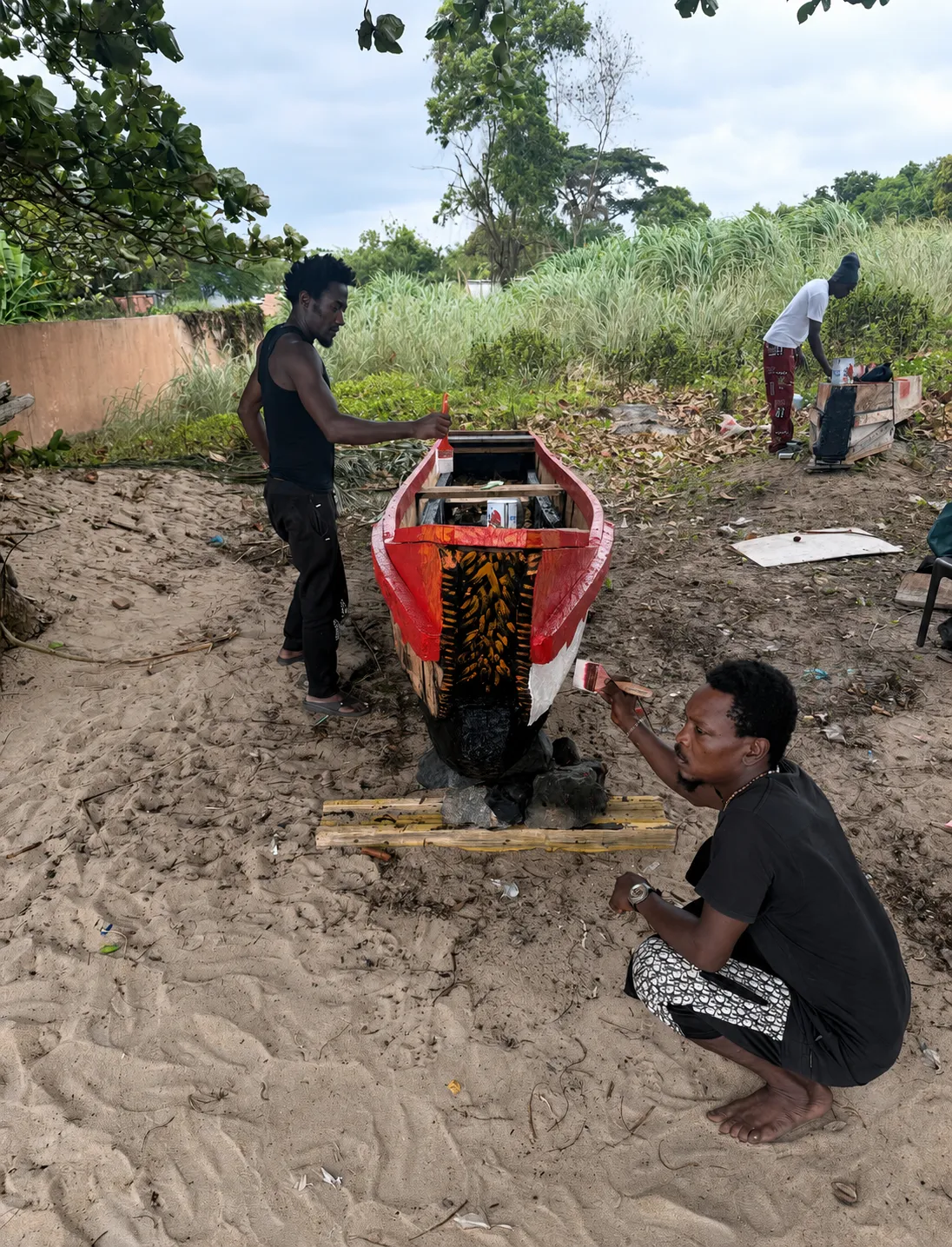 Building Mbilou's Bwiti pirogue on the beach, by the ocean — step 4