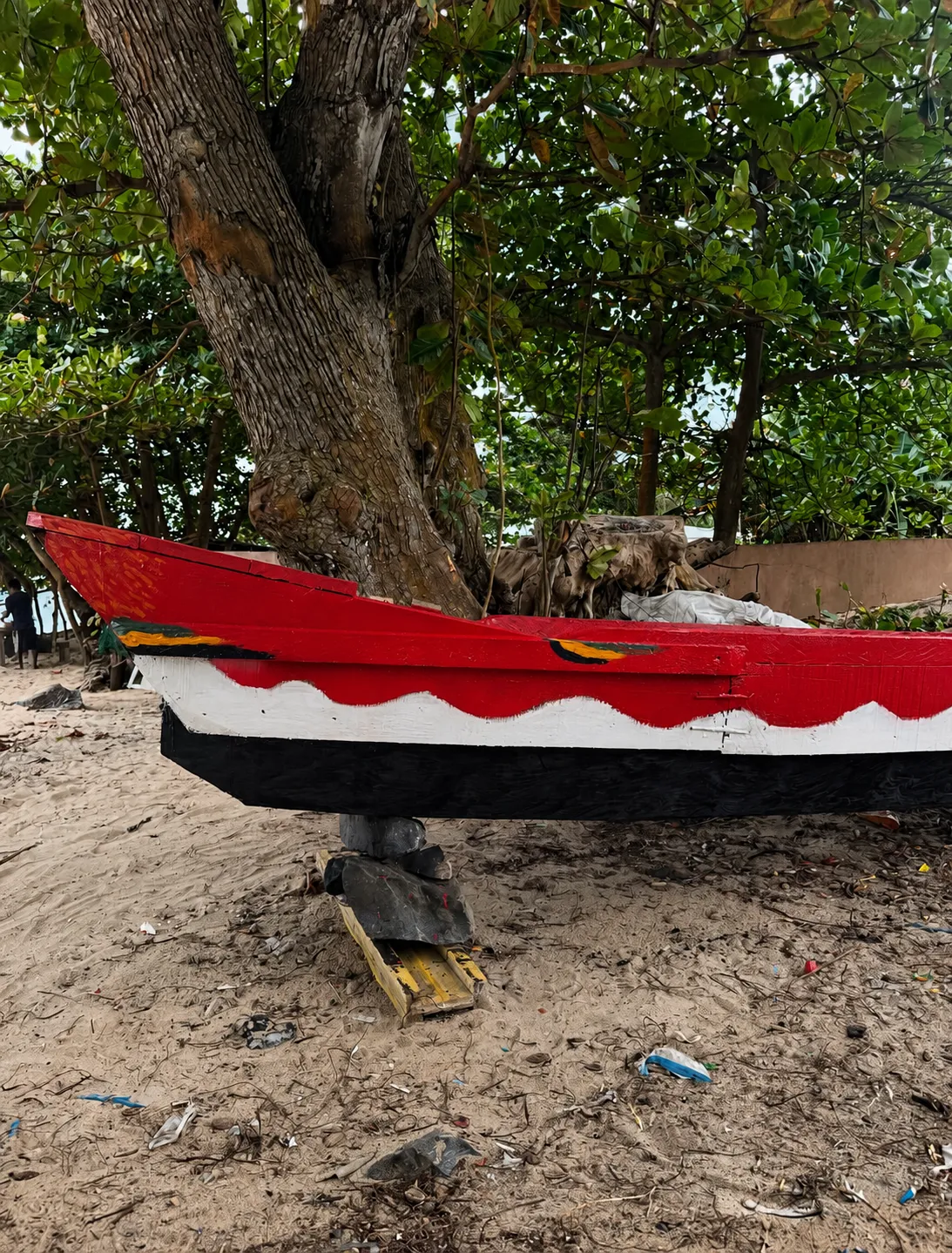 Building Mbilou's Bwiti pirogue on the beach, by the ocean — step 7
