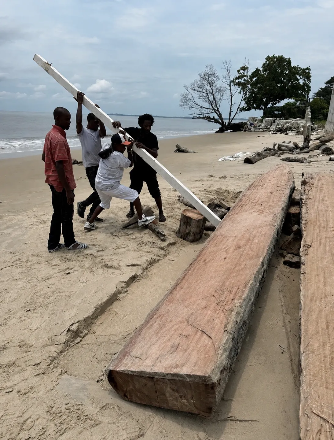 Building Mbilou's Bwiti pirogue on the beach, by the ocean — step 8