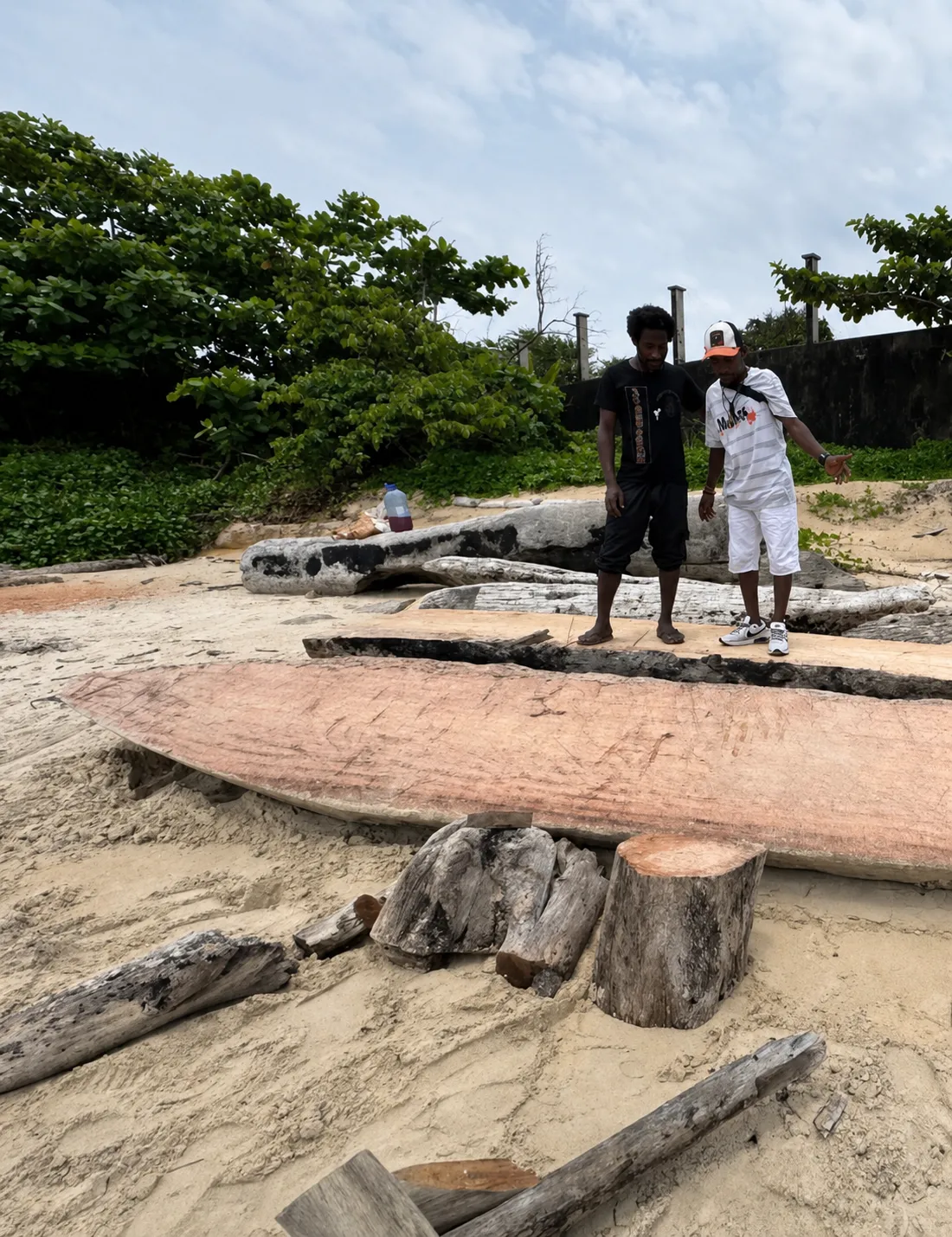 Building Mbilou's Bwiti pirogue on the beach, by the ocean — step 9