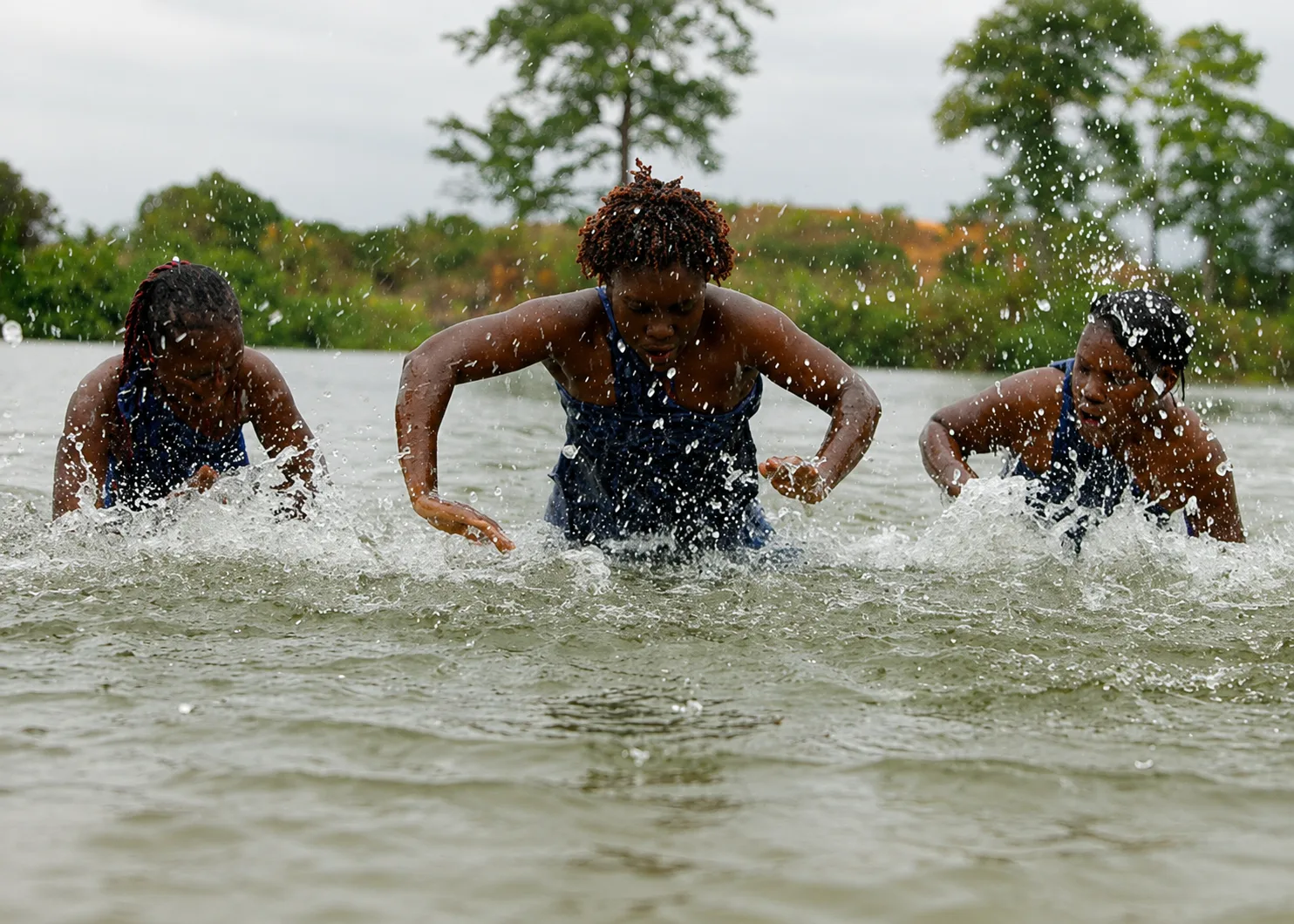 Baignade joyeuse dans une rivière, éclaboussures d'eau claire