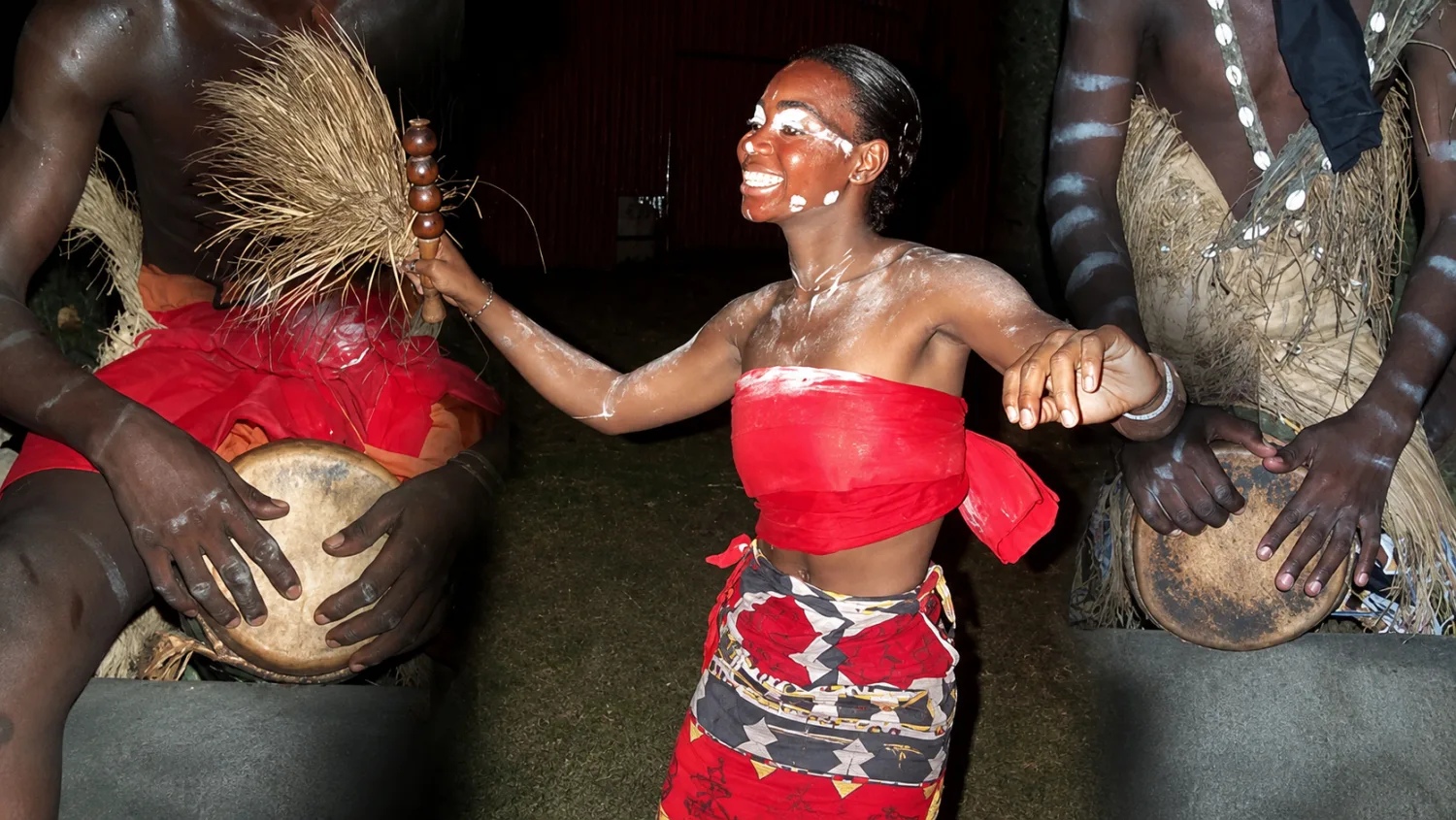 Danse rituelle de nuit, une femme et deux joueurs de tambour