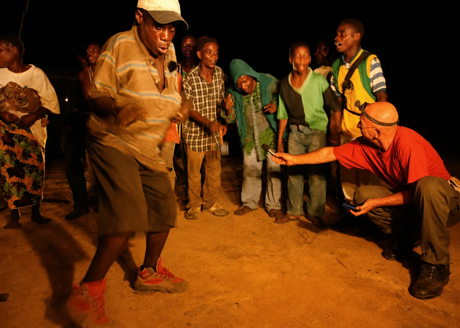 Danse collective de nuit au village, autour des officiants