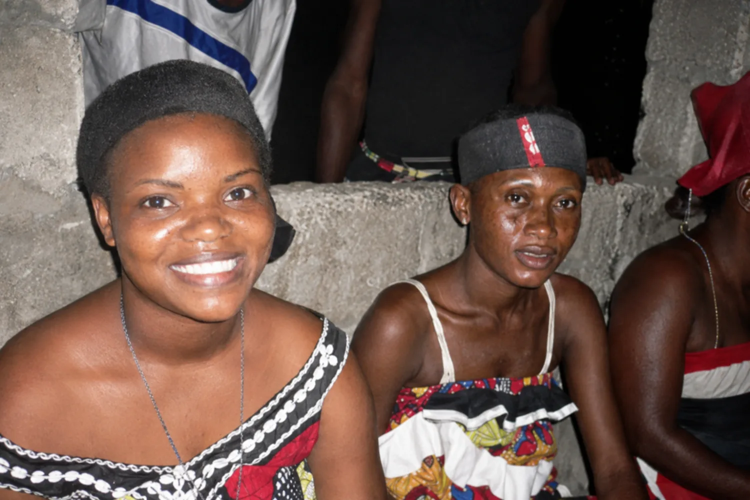 Deux femmes souriantes en tenue traditionnelle, lors d'une nuit de cérémonie