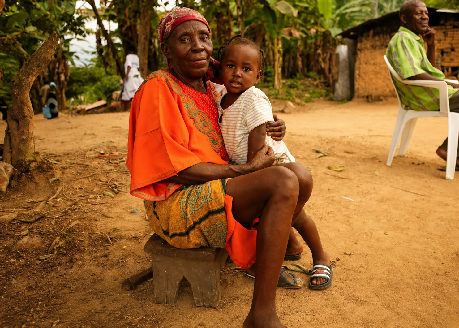 Mains d'aîné et de plus jeune se rejoignant autour d'une racine d'Iboga — la transmission entre les peuples premiers de la forêt