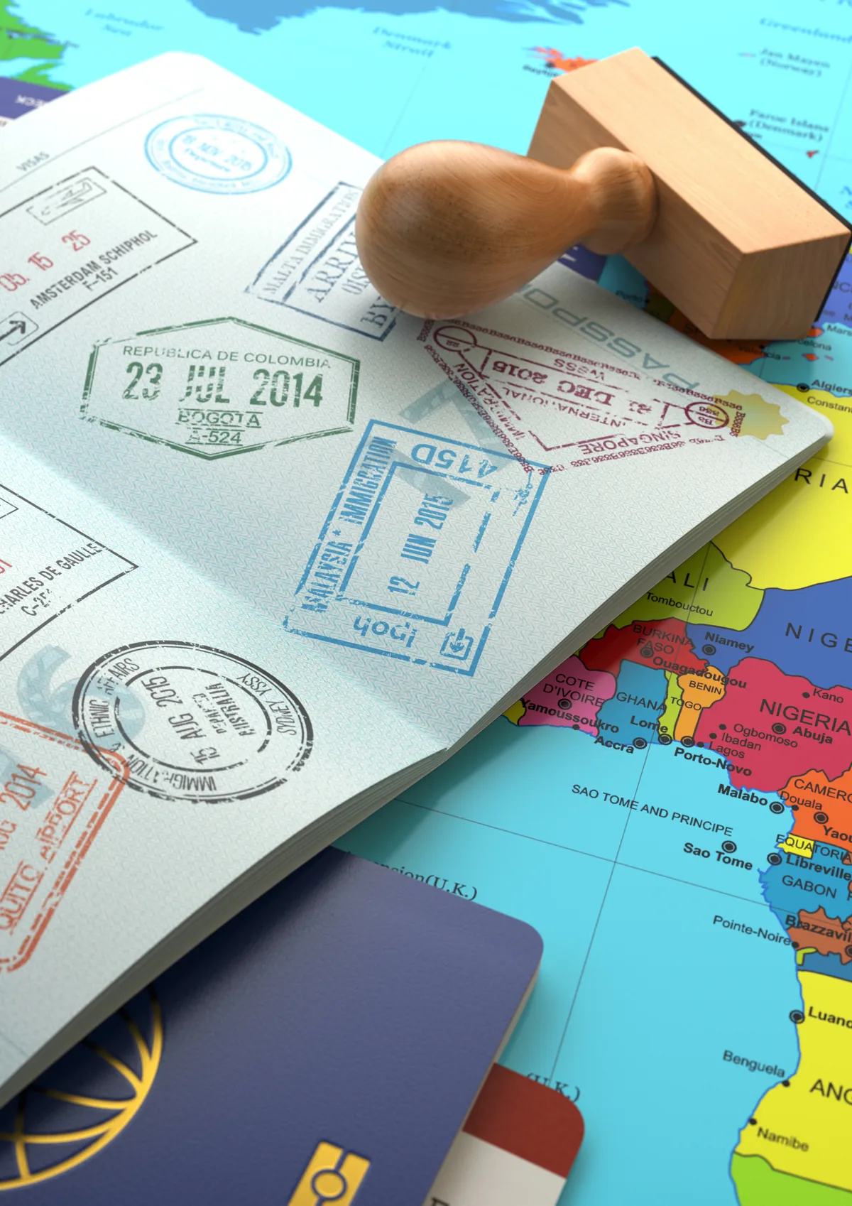 Passeport couvert de tampons d'immigration posé sur une carte du monde — visa et logistique du voyage
